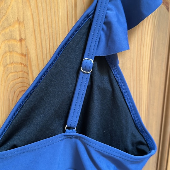 NWT! One Piece Swimsuit - Picture 4 of 8